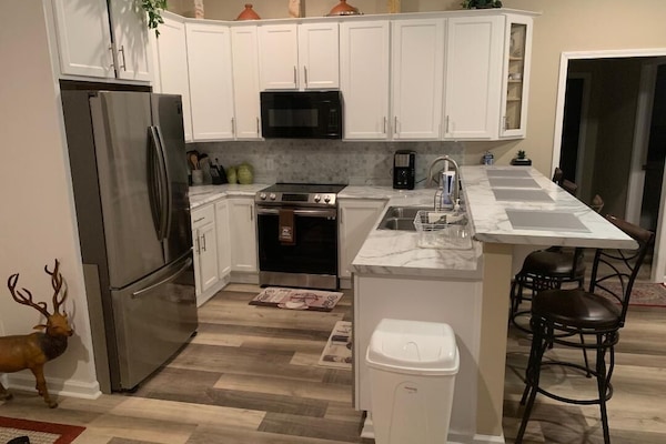 Køleskab, mikrobølgeovn, ovn, kogeplade