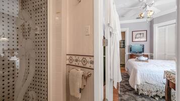 Single Room | 1 bedroom, free minibar items, individually furnished, laptop workspace
