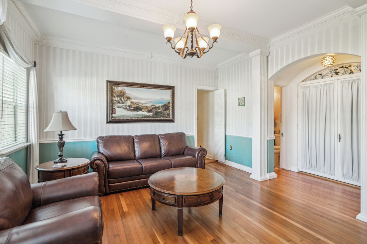 1 habitación, artículos del minibar gratis y muebles diferentes