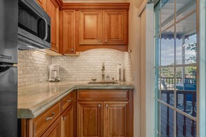 Suíte | Cozinha privada | Geladeira grande, micro-ondas, fogão, cooktop