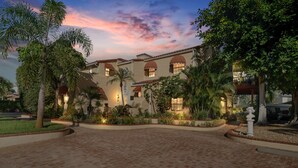 Unclassified image, 3 of 49, button - Banyan House Vacation Rentals (Venice)