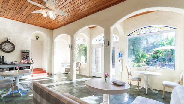 Unclassified image, 1 of 49, button - Banyan House Vacation Rentals (Venice)