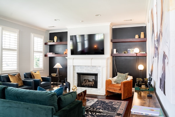 Smart TV, libri, biblioteca musicale