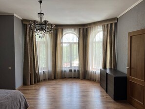 4 bedrooms, iron/ironing board, WiFi, bed sheets