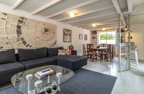 Superior Apartment | Living area | 50-inch TV with digital channels - Casa Rosa by Domi Housing (Querétaro)