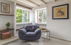 Deluxe Apartment | Living area | 50-inch TV with digital channels - Casa Rosa by Domi Housing (Querétaro)