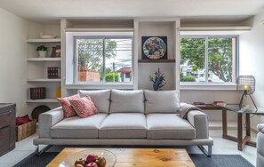 Deluxe Apartment | Living area | 50-inch TV with digital channels - Casa Rosa by Domi Housing (Querétaro)