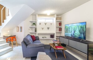 Family Apartment | Living area | 50-inch TV with digital channels - Casa Rosa by Domi Housing (Querétaro)