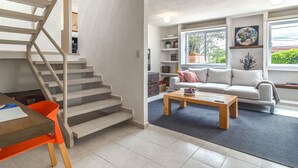 Deluxe appartement | Woonruimte | Een 50-inch televisie met digitale zenders