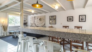 Superior appartement | Privékeuken | Een microgolfoven, een oven, een vaatwasser, een blender