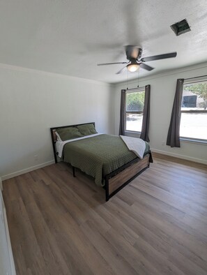 3 bedrooms, desk, iron/ironing board, travel cot
