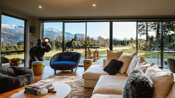 Luxury House, 4 Bedrooms, Hot Tub, Mountain View | Living area | Smart TV, fireplace, Netflix, streaming services