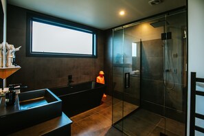 奢华独立别墅, 4 间卧室, 热水浴缸, 山景 | 浴室 | 独立的浴缸和淋浴、吹风机、毛巾、肥皂