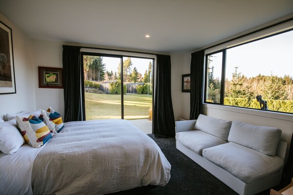 Mt Roy Terrace - Art House - Wanaka