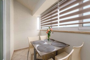 Dining - Holiday apartment with air conditioning and Internet (Zambratija)