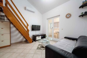 TV - Holiday apartment with air conditioning and Internet (Zambratija)