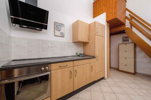 Fridge, oven, stovetop, coffee/tea maker - Holiday apartment with air conditioning and Internet (Zambratija)