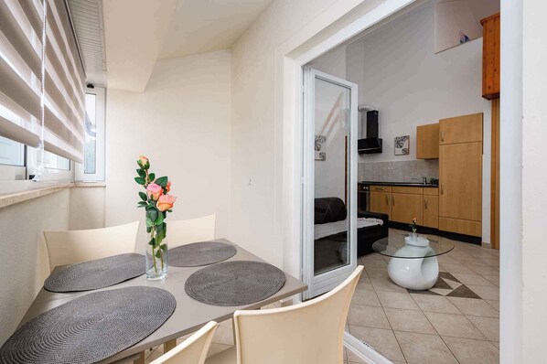 Dining - Holiday apartment with air conditioning and Internet (Zambratija)