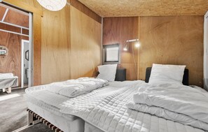 5 bedrooms, travel crib, free WiFi - 4 bedroom beautiful home in Oksbøl (Oksbøl)