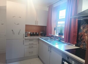 Fridge, microwave, oven, stovetop - Beach Apartment - Sleeps 4, Garden & Parking (Skegness)