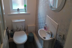 Een douche, een haardroger, handdoeken