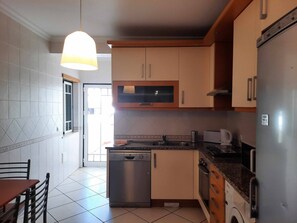 Frigorífico, microondas, horno y placa de cocina