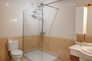 Dusche, Haartrockner, Handtücher