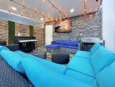 Experience Luna Sky! 65" TV Bar BBQ go FL Keys