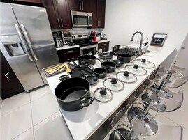 Comfort Townhome | Private kitchen | Full-size fridge, microwave, oven, stovetop