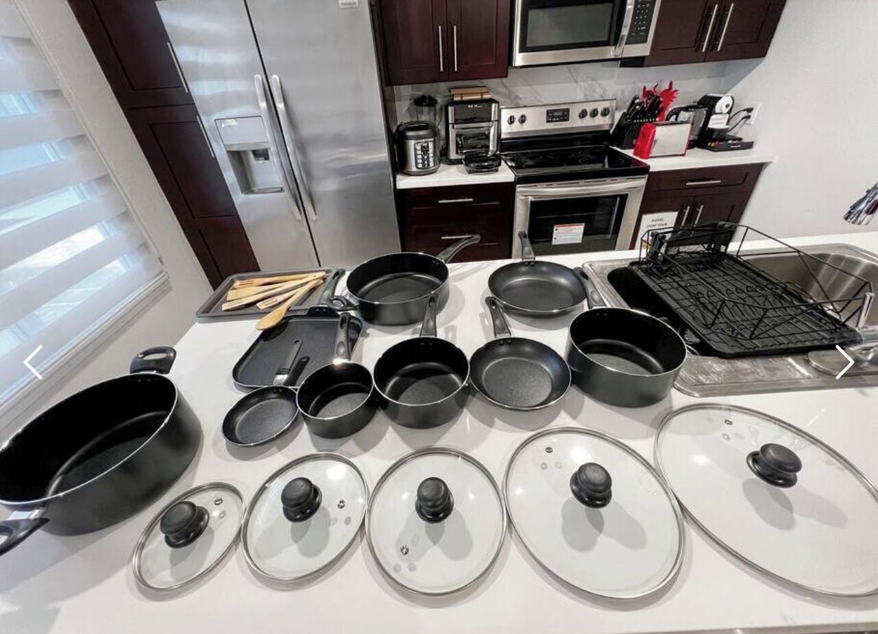 コンフォート タウンホーム | 専用キッチン | 大型冷蔵庫、電子レンジ、オーブン、コンロ