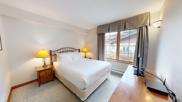 1 bedroom, iron/ironing board, WiFi, bed sheets - Hearthstone Lodge #318 (Sun Peaks)