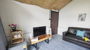 Family Room | Minibar (free items), WiFi (free), individually decorated, bed sheets - Flower hill 180  (Chiang Rai)