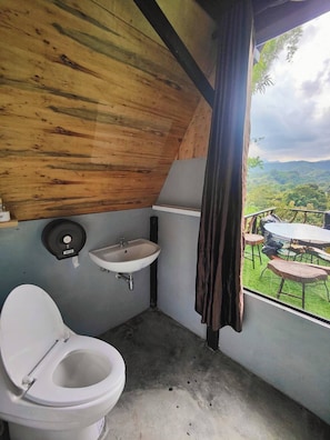 Grand-Zimmer | Badezimmer | Handtücher, Seife, Shampoo, Toilettenpapier
