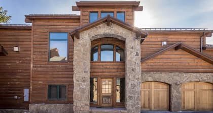 Stonegate #8 - Ultimate Luxury. Walk to The Village