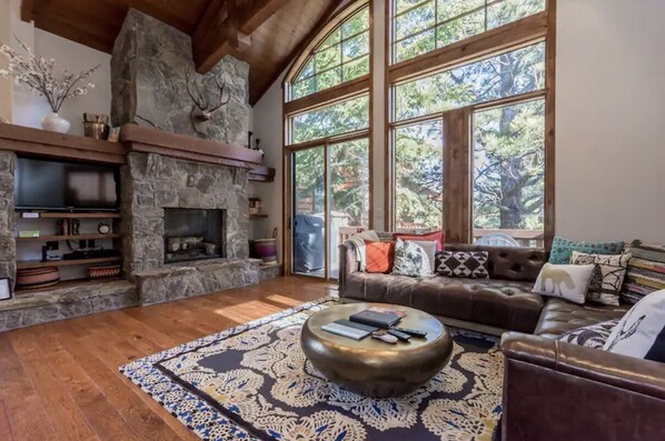 Una Smart TV, una chimenea