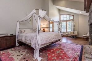 4 bedrooms, travel cot, free WiFi, bed sheets - Stonegate #8 - Ultimate Luxury. Walk to The Village (Mammoth Lakes)