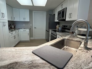 Fridge, microwave, oven, stovetop - Quiet Canal Front Home With Access To The Gulf (Crystal River)