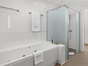 Shower, jetted bath, hair dryer, towels
