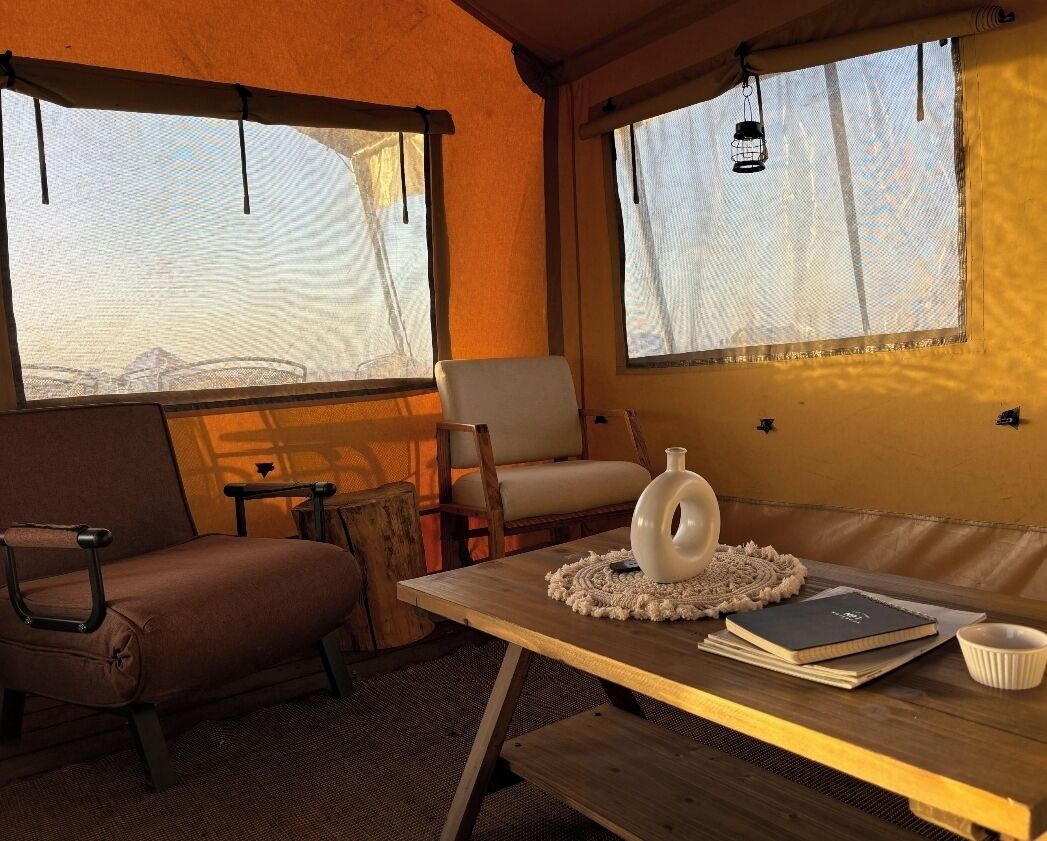 Betten mit Memory-Foam-Matratzen, individuell dekoriert