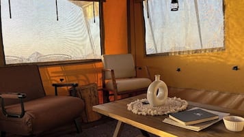 Betten mit Memory-Foam-Matratzen, individuell dekoriert