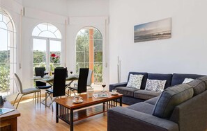 Smart-tv, dvd-spelare och bordsfotboll
