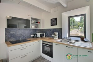 Frigorifero, microonde, forno, piano cottura