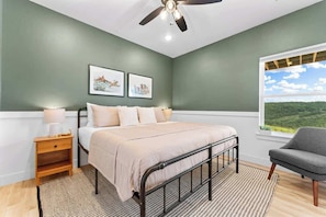 8 Schlafzimmer, Schreibtisch, Bügeleisen/Bügelbrett, Reisekinderbett