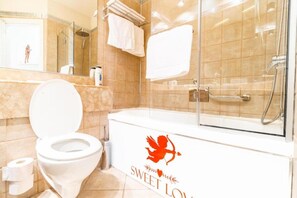 Haartrockner, Handtücher, Seife, Toilettenpapier