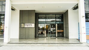 Der Eingang zum Emporis Residences mit einem Schild, das 'TURM A' ausweist.