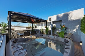 Outdoor dining - Hot Tub/1mi to Downtown/3mi to Coronado/KING Bed/Wifi 300mb+/BBQgrill/Harborside (San Diego)