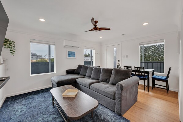 Smart TV - Hot Tub/1mi to Downtown/3mi to Coronado/KING Bed/Wifi 300mb+/BBQgrill/Harborside (San Diego)