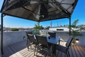Outdoor dining - Hot Tub/1mi to Downtown/3mi to Coronado/KING Bed/Wifi 300mb+/BBQgrill/Harborside (San Diego)
