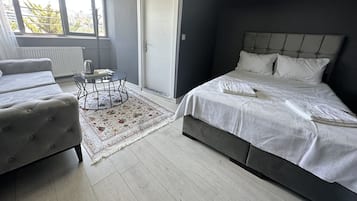 Standaard studio | Een bureau, een laptopwerkplek, gratis wifi, beddengoed