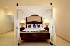 2 bedrooms, iron/ironing board, WiFi, bed sheets - 1 Bedroom Private Villa Seminyak, 20 Meter walk to the beach (Bali)